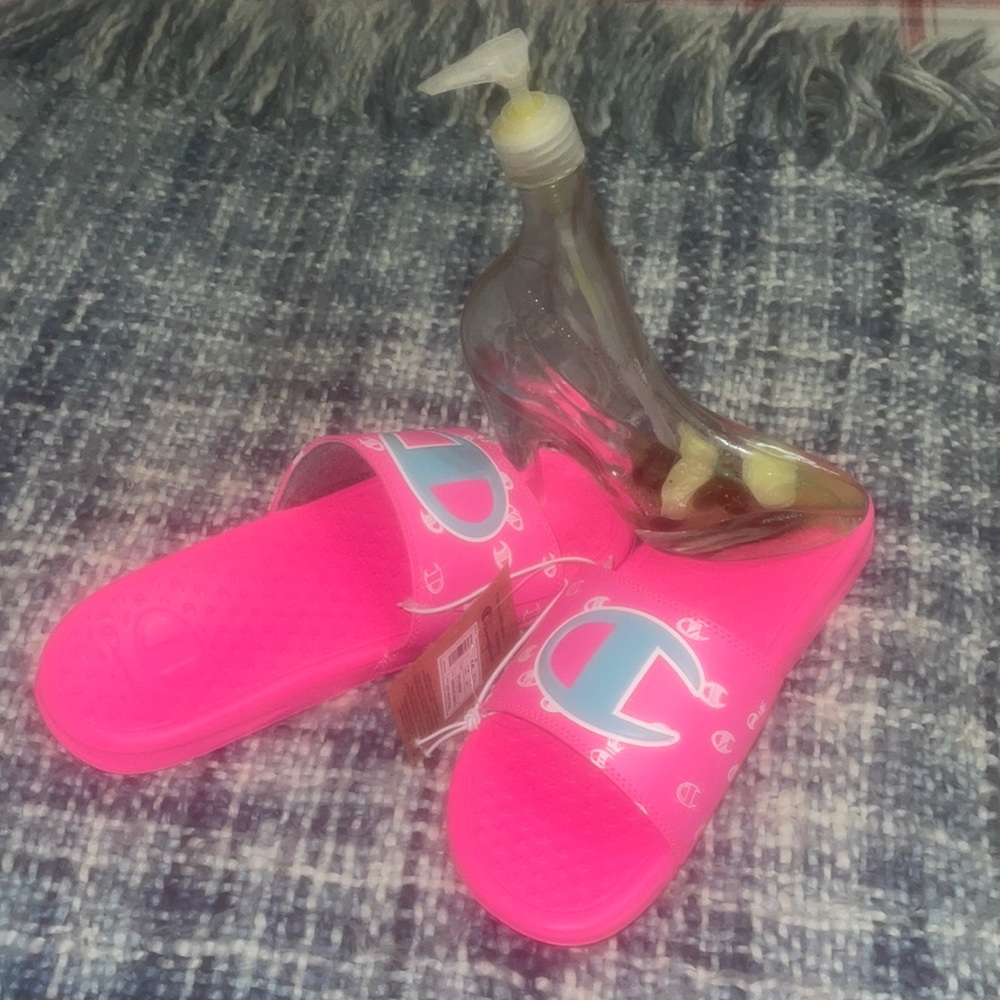 PRETTY 😍 PINK CHAMPION SLIDES .